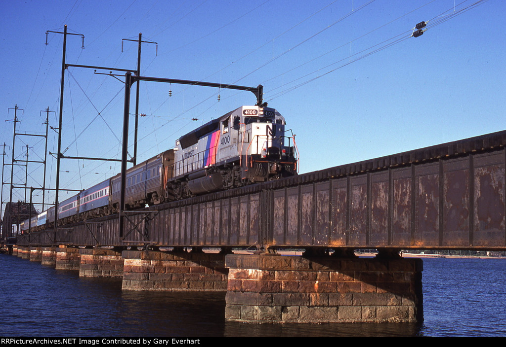 NJT GP40PH-2 #4100 - New Jersey Transit